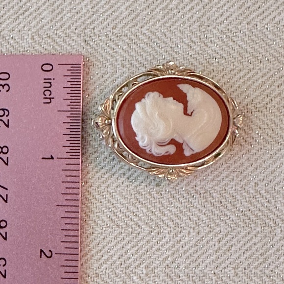 Vintage MCM Whiting & Davis Cameo Brooch Signed Wearing Pearls And A Flower - Picture 6 of 9